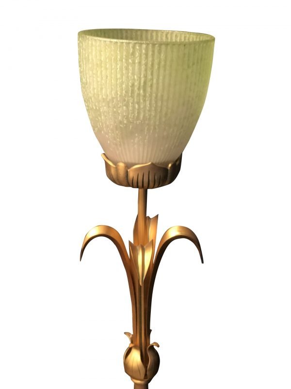The Fiora floor light in brass with floral, antique design. Has a single E27 lamp holder. Dimensions are 197 × 30 cm.